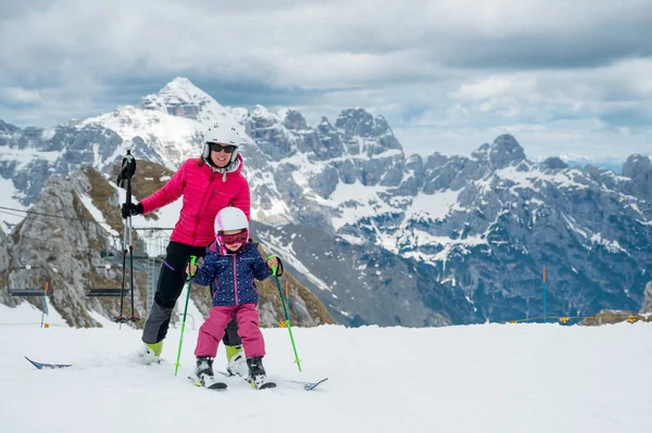 Μητέρα Και Κόρη Διασκεδάζουν Και Μαθαίνουν Σκι Κάνοντας Πρώτα Βήματα — Φωτογραφία Αρχείου