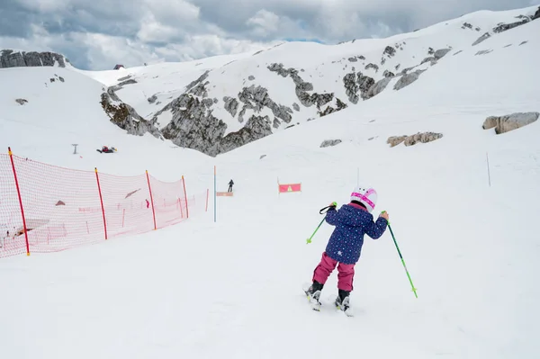 可爱的小女孩在阳光灿烂的日子里 在冬季度假胜地学习滑雪 积极的寒假 — 图库照片