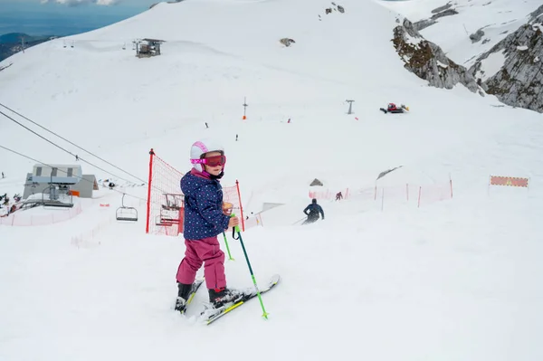 Χαριτωμένο Νεαρό Κορίτσι Μαθαίνει Σκι Στο Χειμερινό Θέρετρο Μια Ηλιόλουστη — Φωτογραφία Αρχείου
