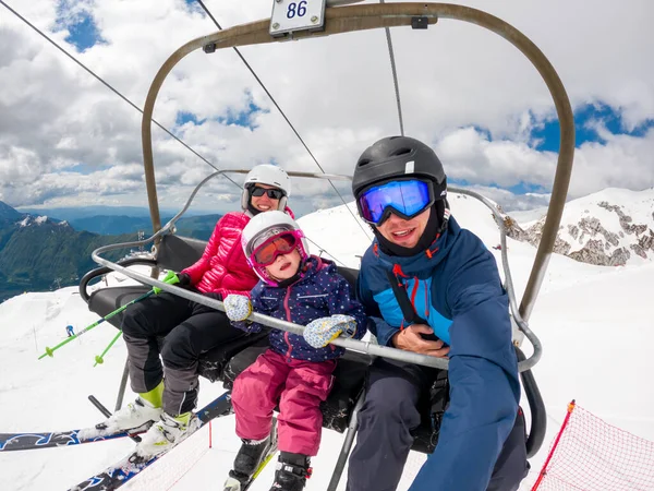 Mutlu Genç Aile Kayak Merkezinde Selfie Çekiyor Aktif Kış Tatili — Stok fotoğraf