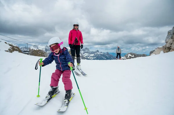 Mère Fille Amusent Apprennent Ski Faisant Les Premiers Pas Sur — Photo