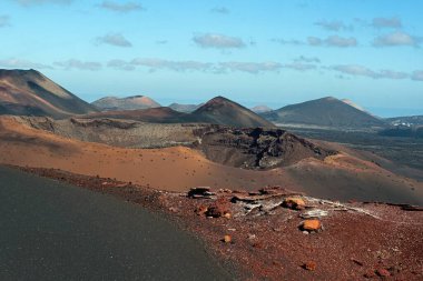 Lanzarote Kanarya Adası 'ndaki Timanfaya Ulusal Parkı' nın 51 km büyüklüğünde. Vulkan topraklarında yaklaşık 200 tür liken yetişiyor. Timanfaya Dağları aynı zamanda Montanas del Fuego olarak da adlandırılır. Kendilerini ona tanıtırlar.