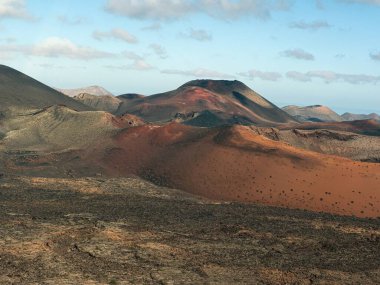 Lanzarote Kanarya Adası 'ndaki Timanfaya Ulusal Parkı' nın 51 km büyüklüğünde. Vulkan topraklarında yaklaşık 200 tür liken yetişiyor. Timanfaya Dağları aynı zamanda Montanas del Fuego olarak da adlandırılır. Kendilerini ona tanıtırlar.