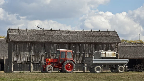 Czerwony traktor — Zdjęcie stockowe