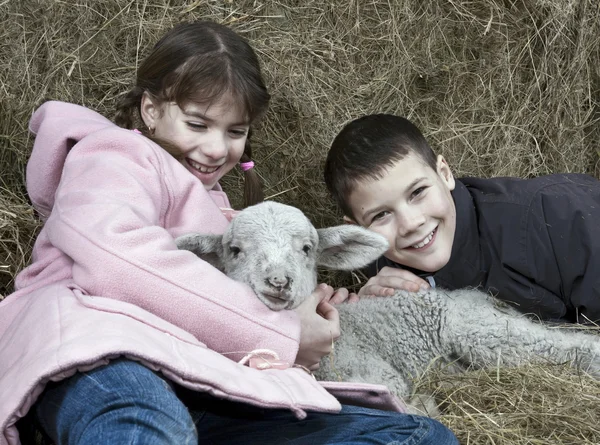 Två barn med ett lamm — Stockfoto