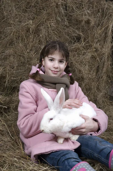Flicka med en vit kanin — Stockfoto