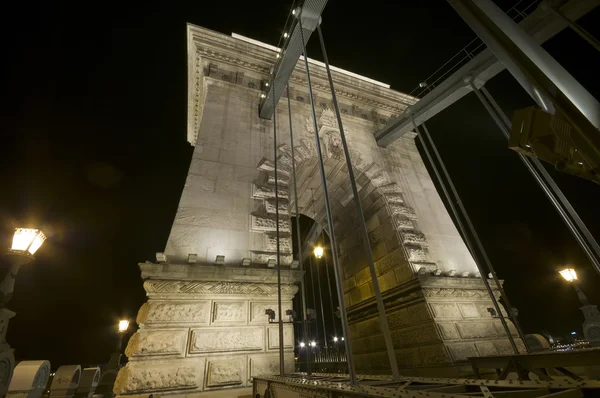 Ponte de corrente pilar por noite — Fotografia de Stock