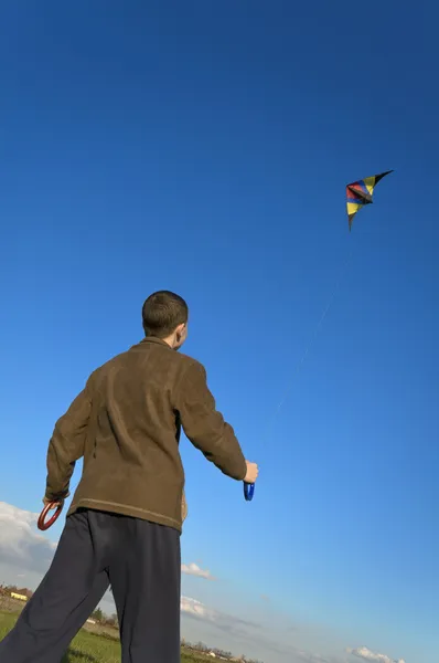 Boy flying a kite back slant — Stock Photo, Image