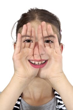 yüzünü gösteren kız