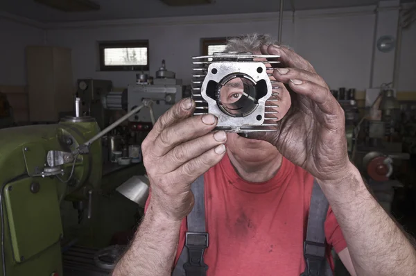 Machine workshop cylinder checking — Stock Photo, Image