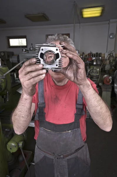 Machine workshop cylinder checking portrait — Stock Photo, Image