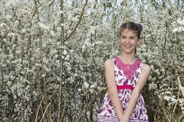 Dívka s bílými květy pohled šťastné — Stock fotografie