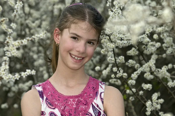 Ragazza con fiori bianchi sguardo timido — Foto Stock