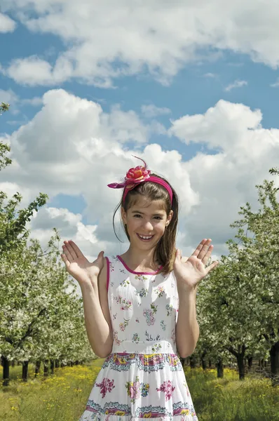 Ragazza nel frutteto di ciliegie acide felice — Foto Stock