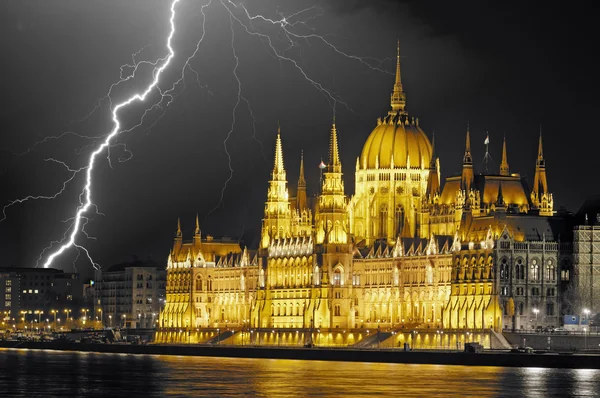 Parlamento con relámpago — Foto de Stock