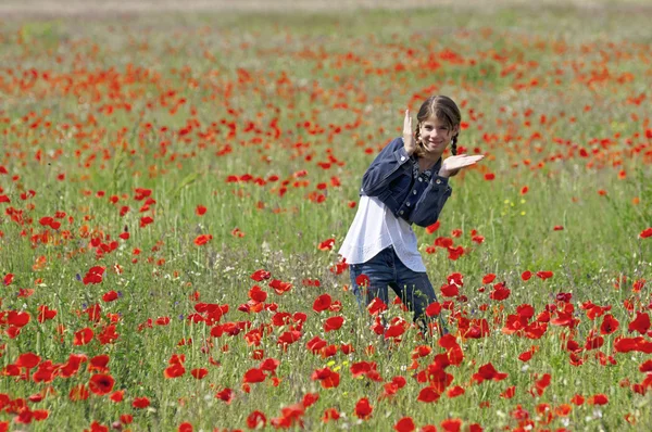 Ragazza con papaveri ballare — Foto Stock