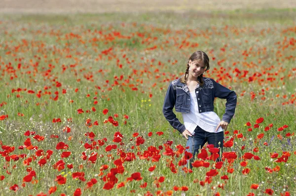 Fille avec des coquelicots posant — Photo