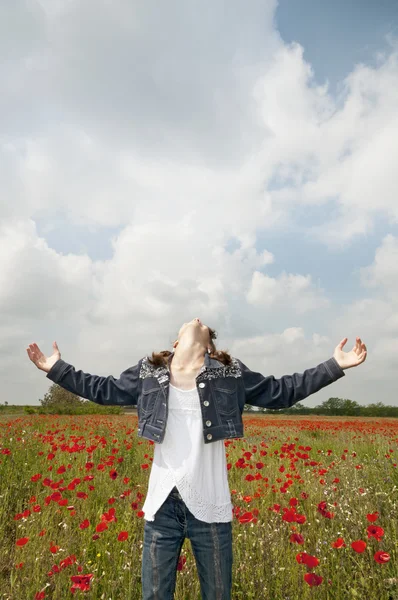 Poppies kızla keyfini geniş ayakta — Stok fotoğraf