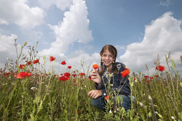 Menina com papoilas agachamento largo — Fotografia de Stock