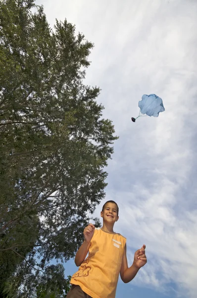 Giocando con paracadute giocattolo verticale — Foto Stock