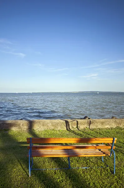 Empty bench on the beach — Stock Photo, Image