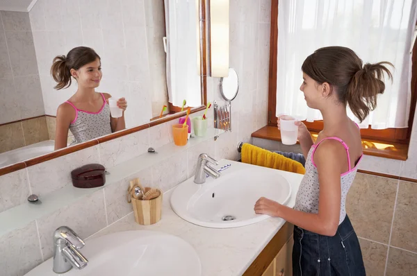 Tandenpoetsen in badkamer — Stockfoto