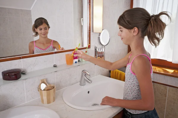 Tandenpoetsen in badkamer — Stockfoto