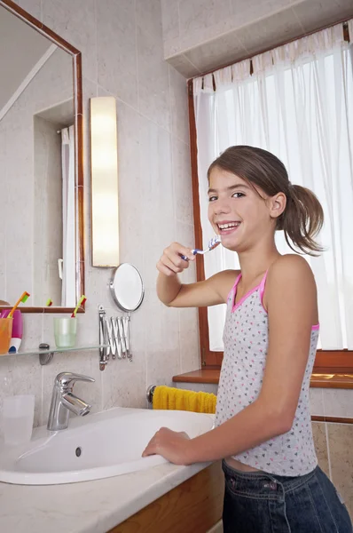 Escovação de dentes no banheiro Imagens Royalty-Free