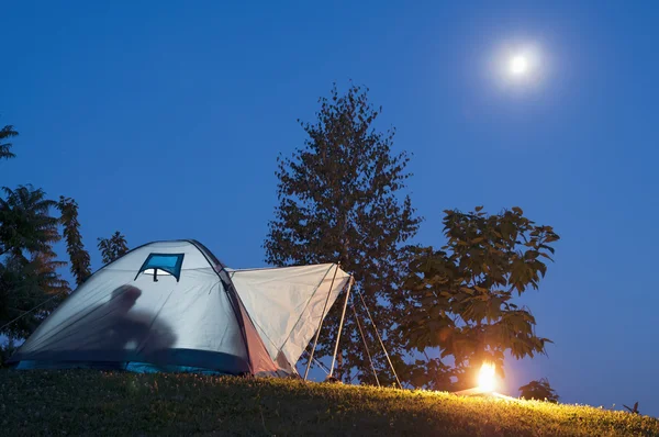 Tenda no crepúsculo com lua e fogo horizontal — Fotografia de Stock