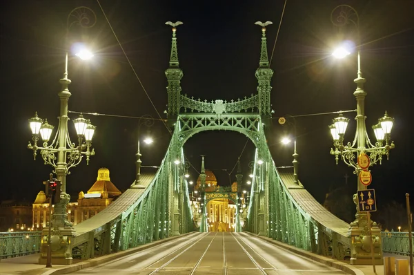 Ponte vazia à noite perto — Fotografia de Stock