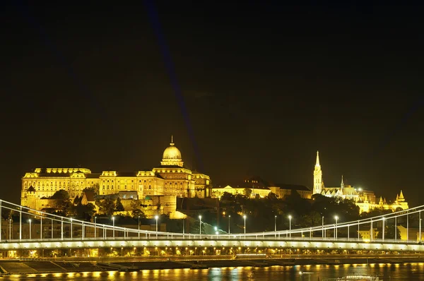 Castelo de Buda e Bastião dos Pescadores à noite, Budapeste — Fotografia de Stock