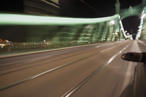 Hareketli köprü gece bulanık. — Stok fotoğraf