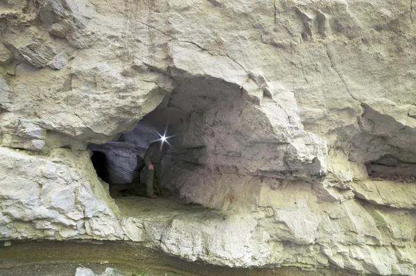 Jeskynní vchod v útesu — Stock fotografie