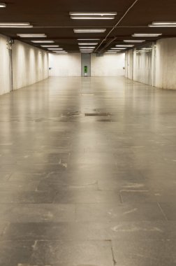 uzun süre boş Altgeçit