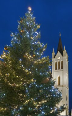 Noel ağacı ve kilise tele kule