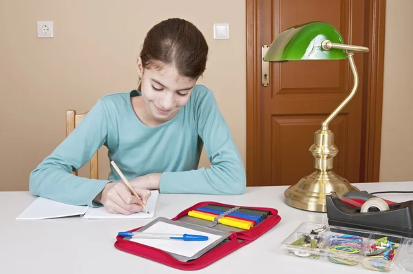 Escribir mujer joven en el escritorio — Foto de Stock