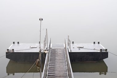 üstten sisli sabah iskelede