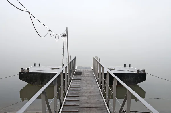 Jetty en la mañana brumosa — Foto de Stock