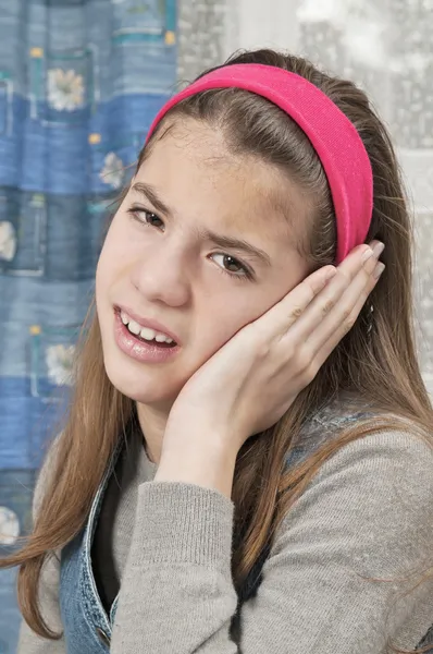 Fille à l'oreille douloureuse — Photo