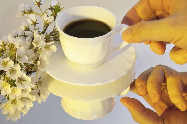 Koffie in de ochtend zonlicht en hand Rechtenvrije Stockfoto's