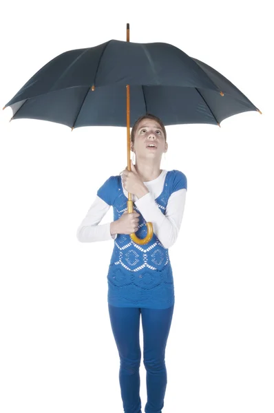Młoda kobieta z parasolem, patrząc na — Zdjęcie stockowe