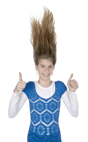 Szczęśliwie włosy młoda kobieta stoi na końcach — Zdjęcie stockowe