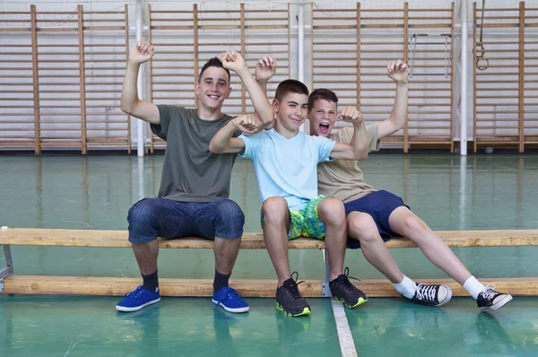 Adolescentes en el gimnasio — Foto de Stock