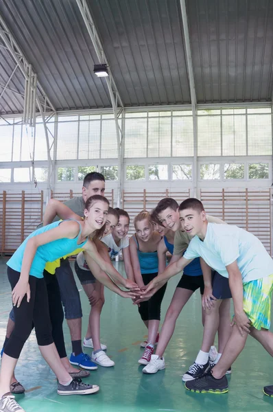 Adolescentes en el gimnasio — Foto de Stock