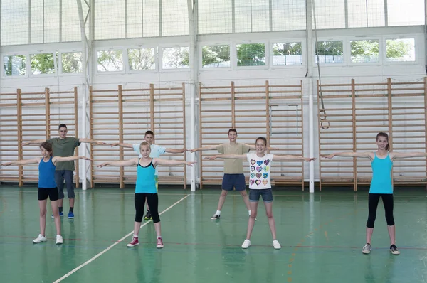 Teens in gymnasium — Stock Photo, Image