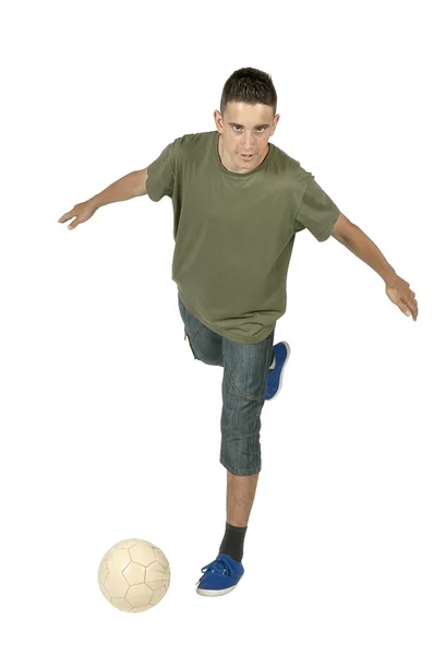 年轻男子踢脚球 — 图库照片