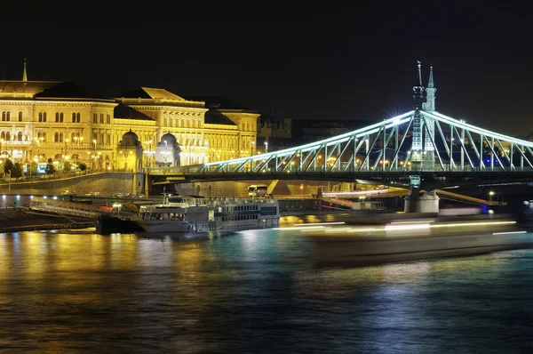 Budapest natten med liberty bridge — Stockfoto