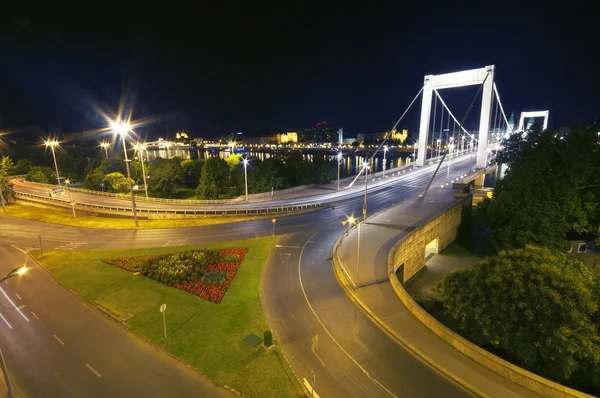 Budapest la nuit avec le pont Elisabeth — Photo