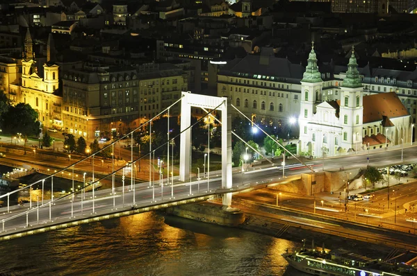 Budapest la nuit avec le pont Elisabeth — Photo