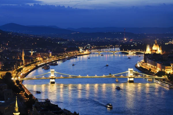 Budapest la nuit avec le pont de la chaîne Szechenyi — Photo
